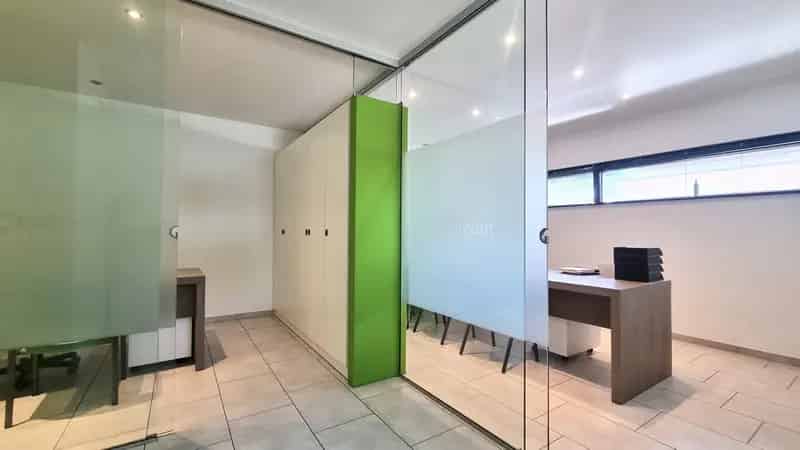 Huis te huur Ruien: Hoekpand met woonst en dubbele garage