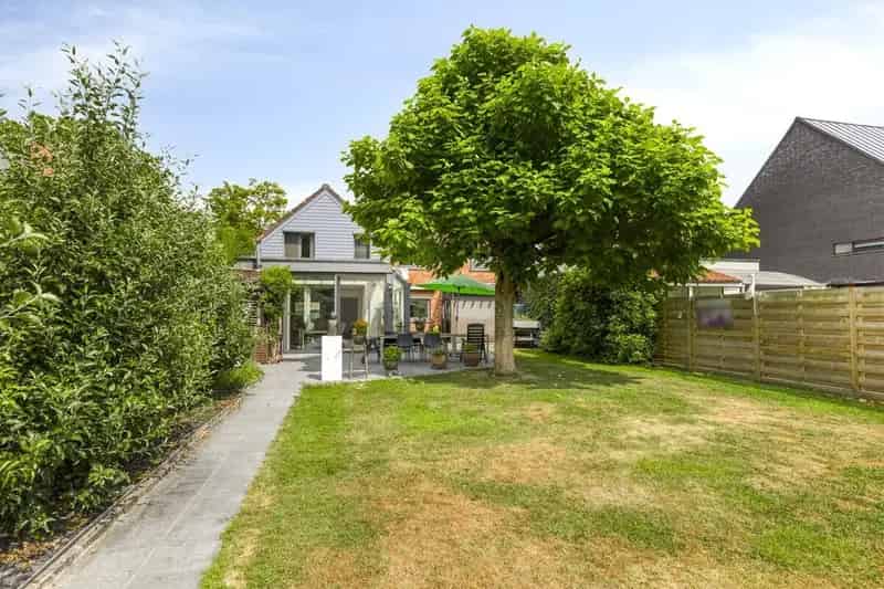 Huis te huur Hove: 5 slaapkamers, zwembad, tuin