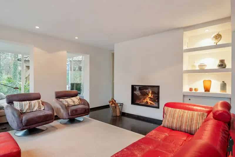 Woning met zwembad op ruim perceel