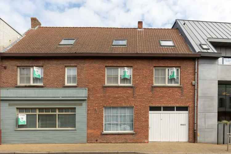 Ruime woning met  5 slaapkamers, grote garage en nog veel meer mogelijkheden in het hart van Aartrijke