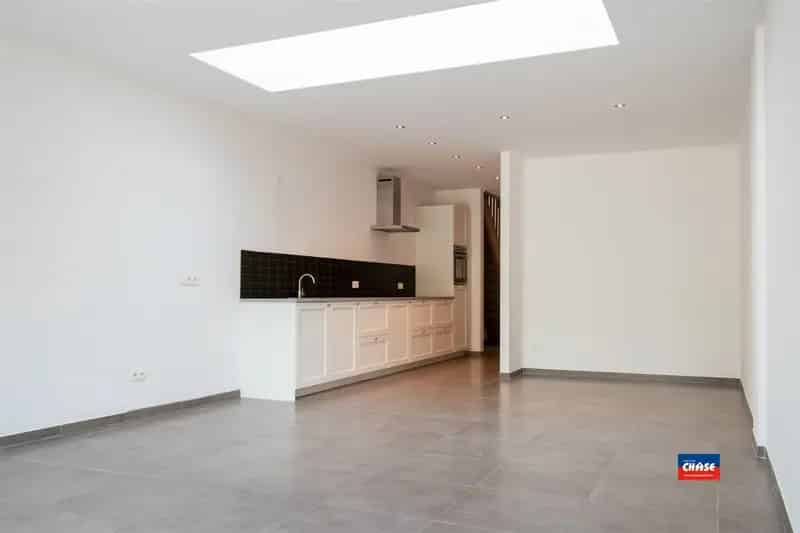 Gerenoveerde Rijwoning 3 Slaapkamers Grote Tuin