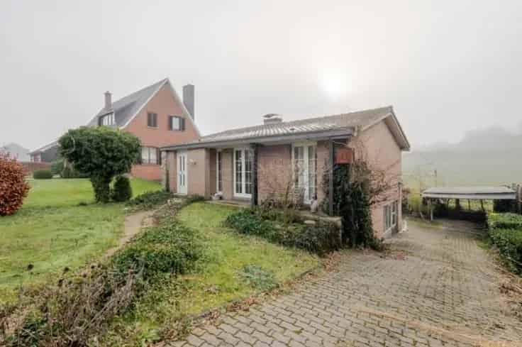 Bungalow Te Koop: 2 slaapkamers, garage, terras