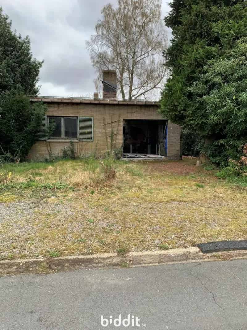 Perceel bouwgrond met af te breken woning