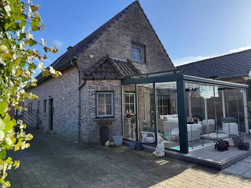 Vrijstaande woning met zwembad en ruimte voor beroep