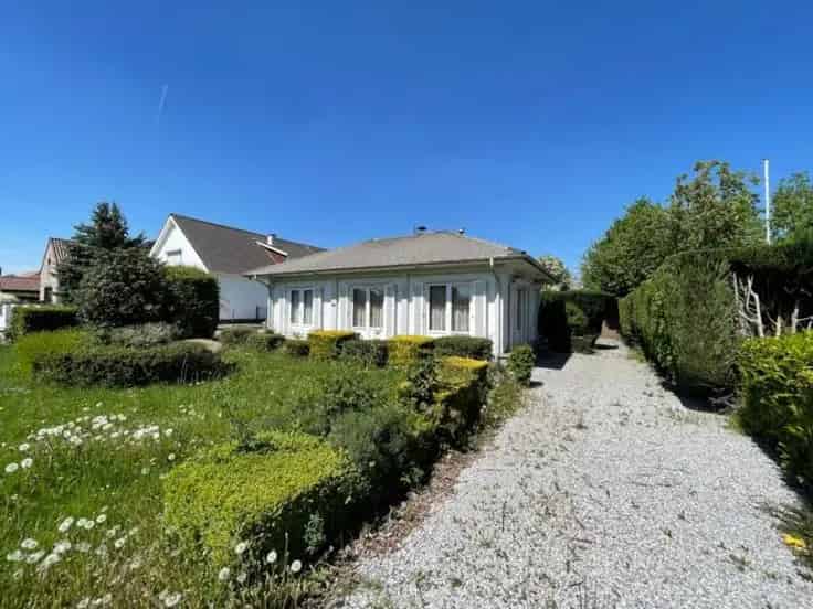 Ruime Bungalow Te Koop Gelijkvloers met Garage en Tuin