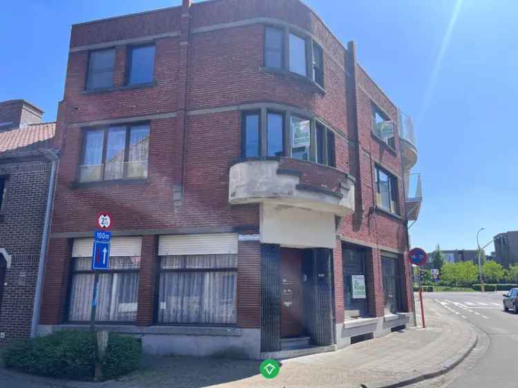 Huis te koop: Op te knappen hoekpand met art deco gevel