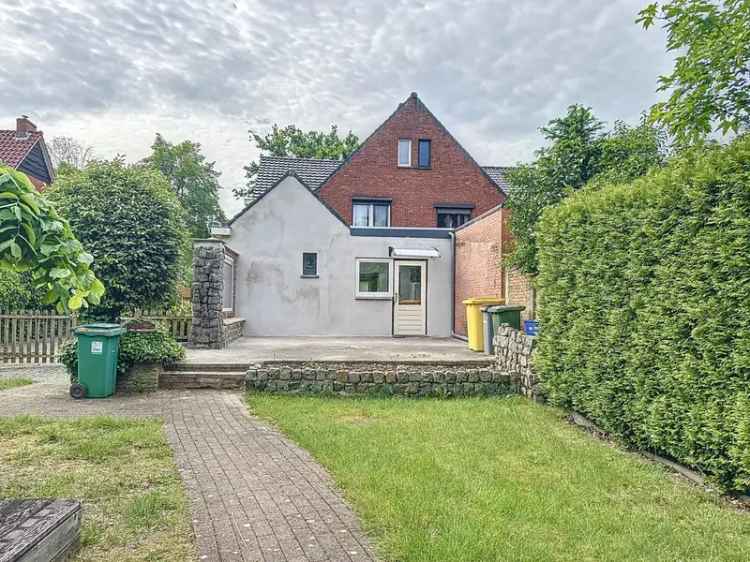 Half open woning met grote tuin en 2, mogelijk 3 slaapkamers.