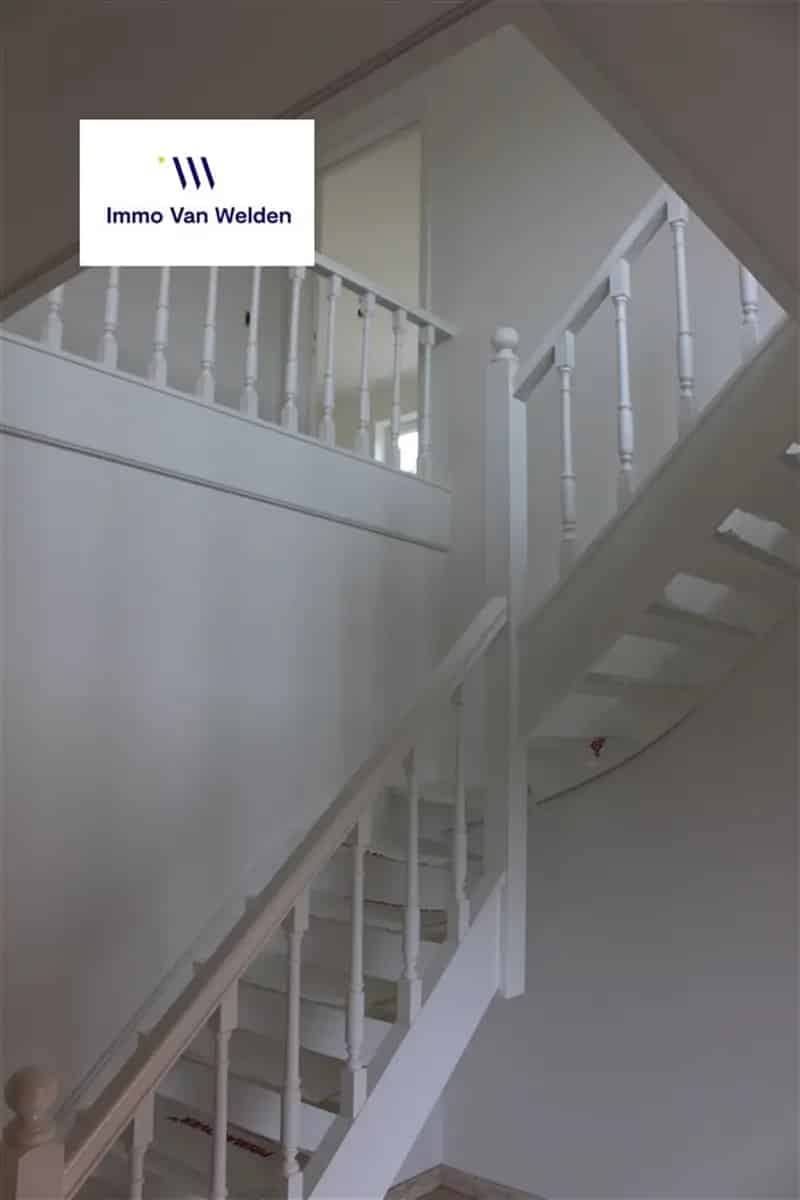 Ruime woning met grote tuin te koop