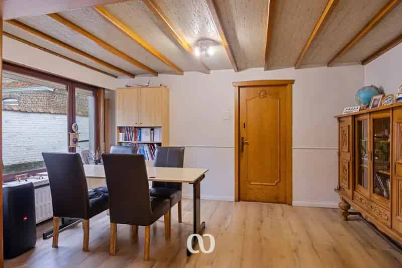 Gedeeltelijk gerenoveerde halfopen bebouwing met atelier