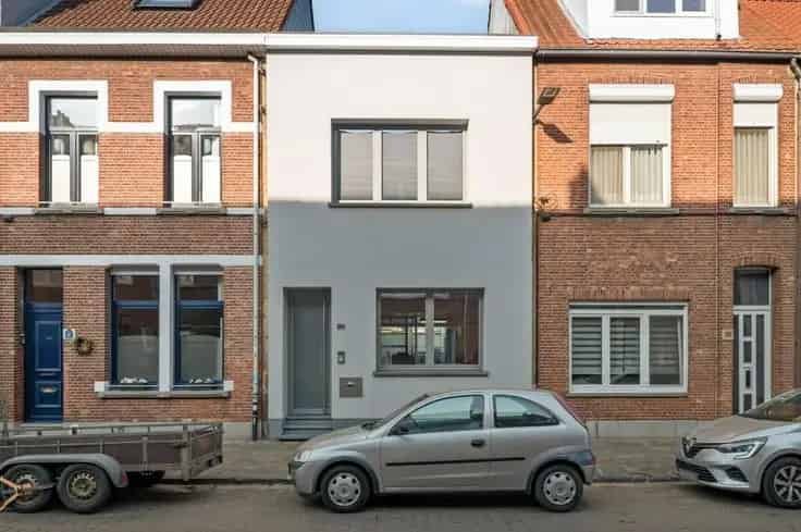 Huis Te Koop Merksem: Instapklare woning met tuin