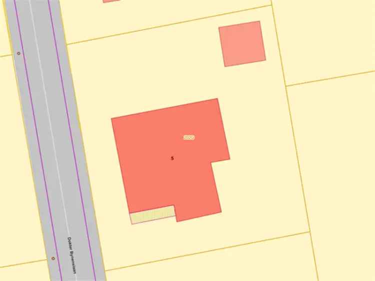 Deels gerenoveerde villa op grote grond