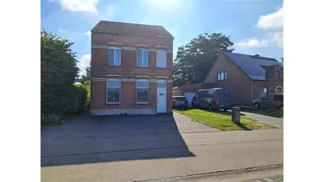 Huis te koop Vlimmeren: Ruime woning met tuin en garage