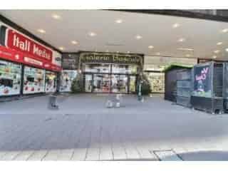 Handelspand te Koop Ukkel - 50m² winkelruimte met mezzanine en parkeerplaatsen
