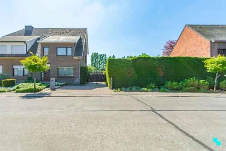 Op te frissen woonhuis 3 slaapkamers te Melle