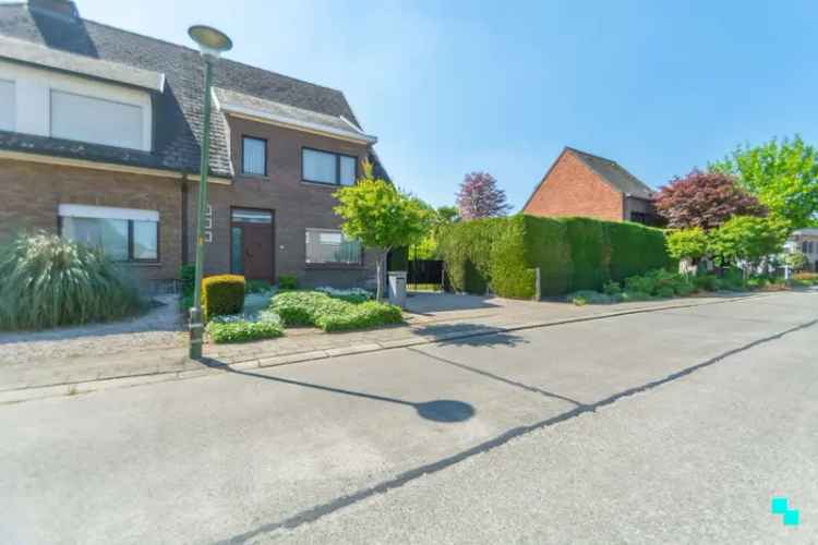 Op te frissen woonhuis met 3 slaapkamers te Melle