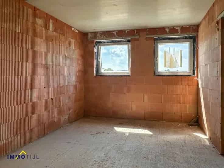 Nieuwbouw woning met garage en tuin te koop