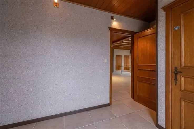 Ruime Villa Te Koop met Praktijkruimte en Mogelijkheid tot Aankoop Weiland