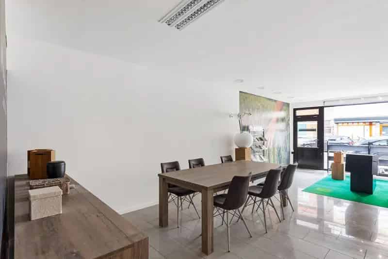Handelshuis met 2 handelsruimtes en appartement in het hart van Wommelgem.