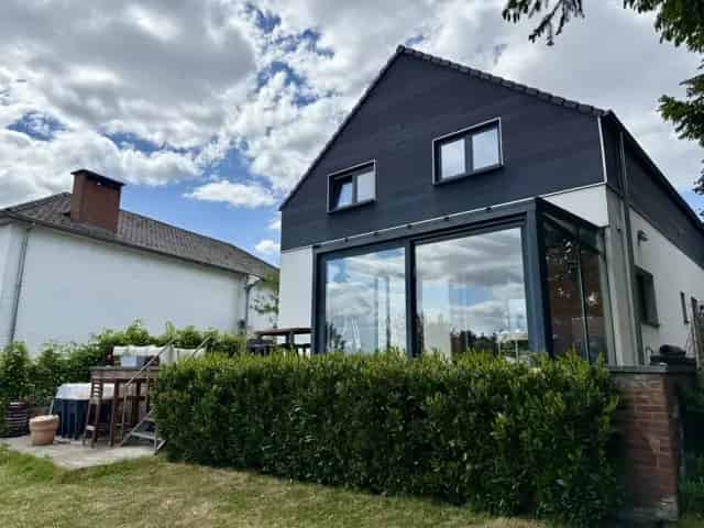 Colline 16: Gerenoveerde woning met 3 slaapkamers en tuin
