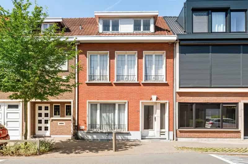 Ruime woning te renoveren Ekeren Donk