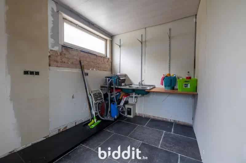 VERDER TE RENOVEREN WONING Grote tuin zwembad