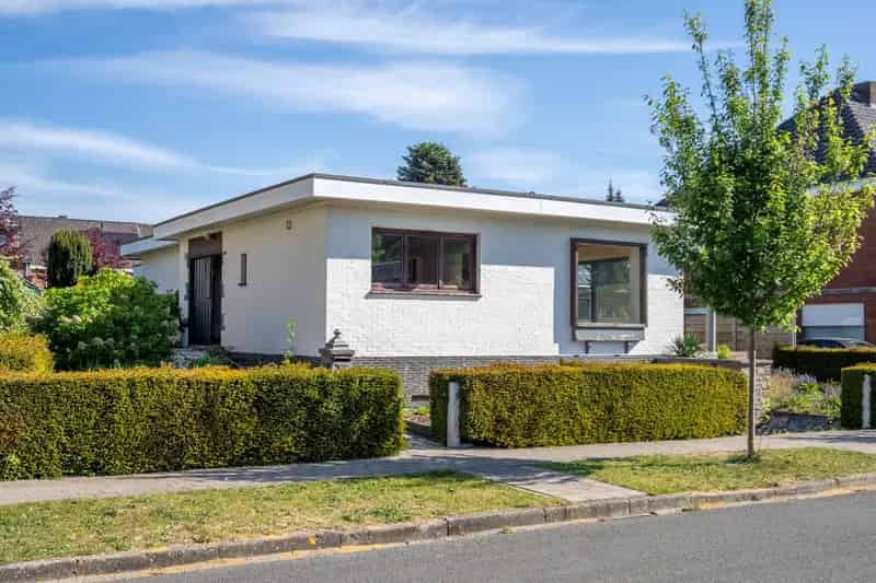 Ruime bungalow te Kuurne met renovatiepotentieel
