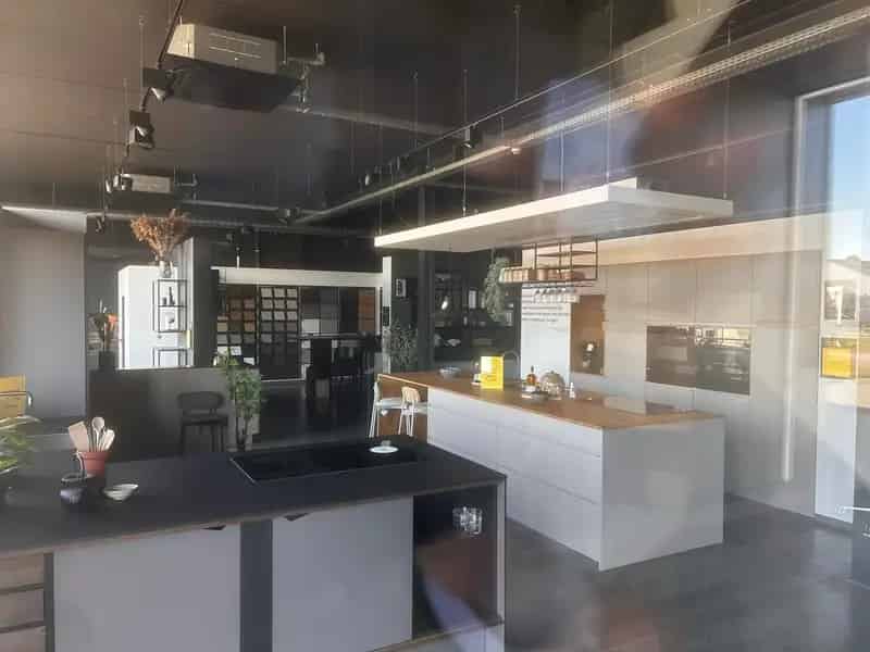 UNIEK GELEGEN MODERNE BAANWINKEL MET PARKING