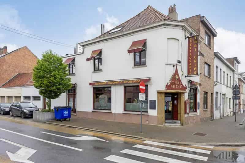 Handelspand met woning te koop Renovatieproject