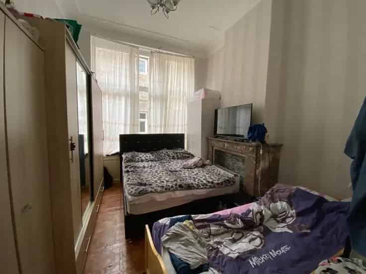 Appartement Te Koop: Opbrengsteigendom met Handelsruimte en Appartementen