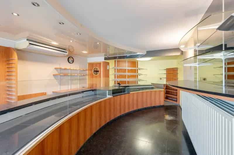 Multifunctioneel Gebouw Voorshoven: Woning Winkel Magazijn