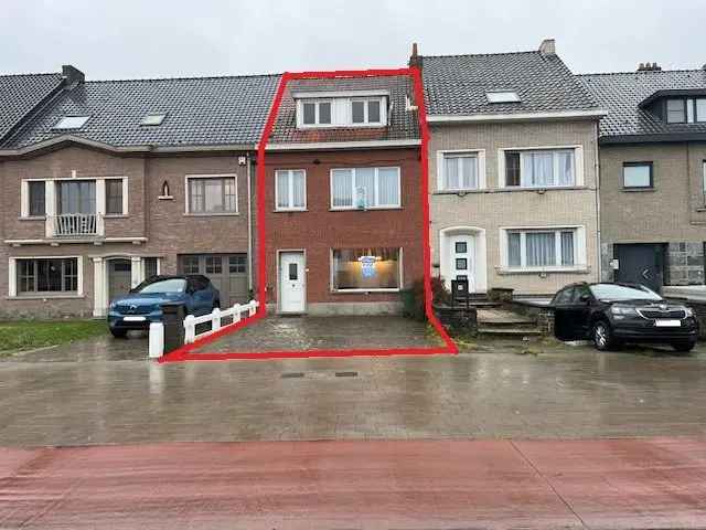 CHARMANTE RIJWONING MET DRIE SLAAPKAMERS, TUIN EN VEEL POTENTIEEL