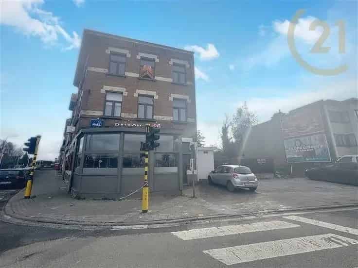 Appartementsblok Te Koop: Opbrengsteigendom met Winkel en 2 Appartementen