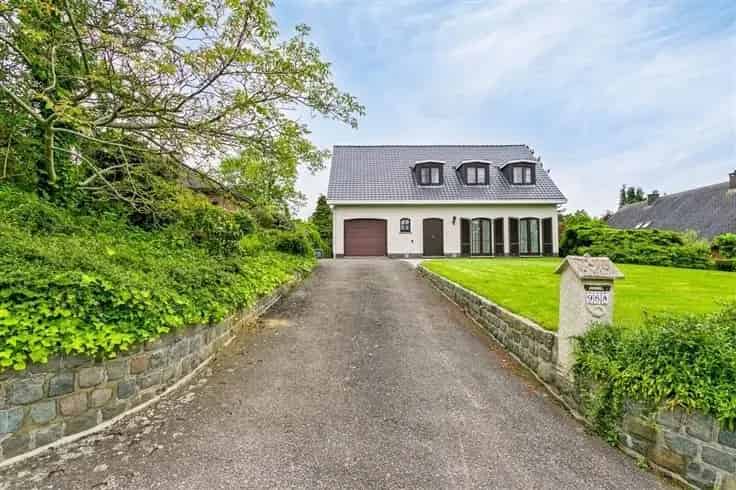 Villa te Koop nabij Leuven: 4 slaapkamers, garage en tuin