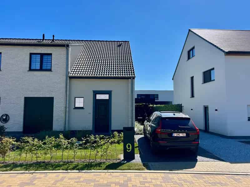 Haflopen nieuwbouwwoning met 3 ruime slaapkamers, oprit, carport, zonnige tuin, ...