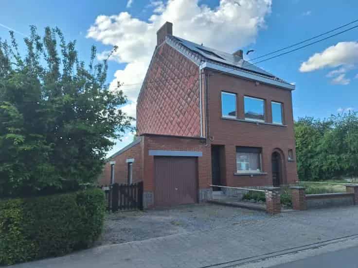 Te renoveren woning met garage en tuin