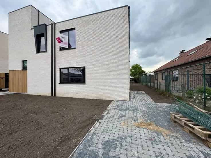 Huis Te Koop met Atelier en Tuin