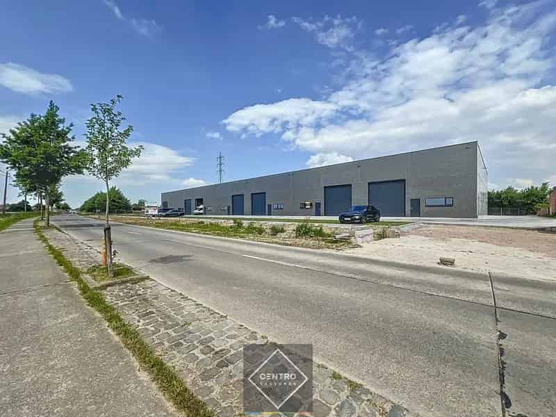 LAATSTE nieuwbouw-KMO-UNIT (180m²) aan straatzijde, PRODUCTIE TOEGELATEN, géén WVI-grond (!), onmiddellijk beschikbaar te SLEIHAGE (Oostnieuwkerke).