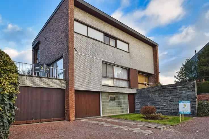 Grote Familie Woning Villers-L'Eveque met Atelier