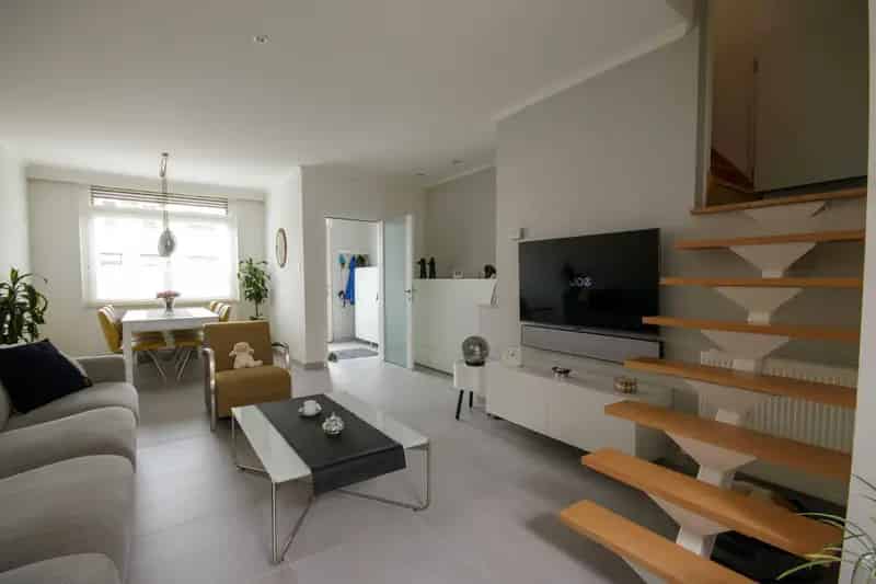 Moderne 3 Slaapkamers Huis Nabij Winkels En Openbaar Vervoer