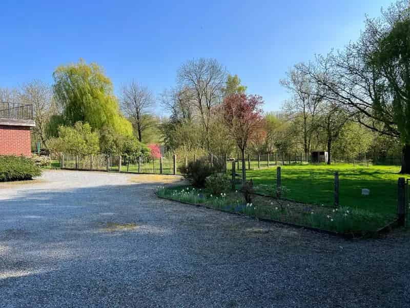 Ruime Villa te Koop met Bijgebouw en Open Zicht op Groen