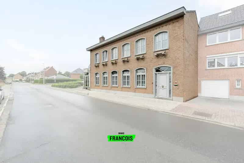 Huis te koop Sint-Pieters-Leeuw: Instapklare woning met showroom en werkplaats