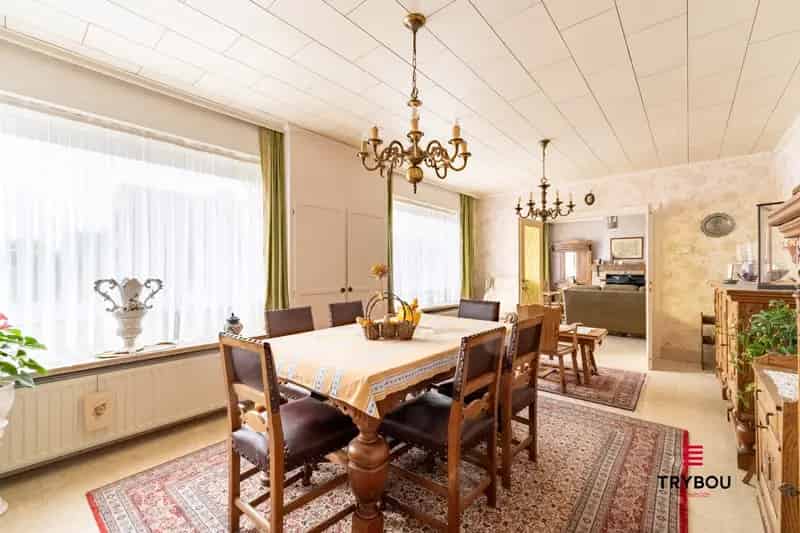 Huis te huur: Ruime woning met 2 garages en grote tuin