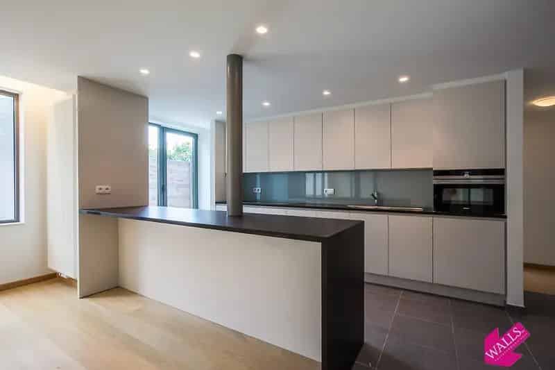 Gelijkvloers appartement 135m² met terras te renoveren