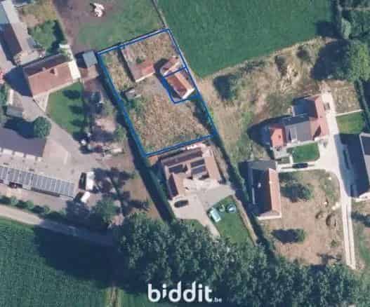 Ruim perceel met woning te renoveren in Aalter