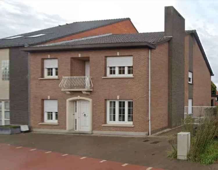 Te koop huis in het dorpscentrum met tuin en mogelijkheden