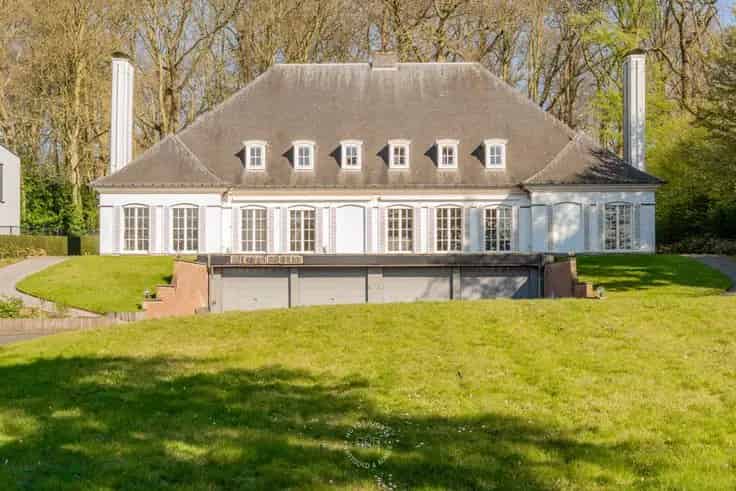 Huis Te Koop Deurle: Luxe Villa met 6 Slaapkamers en Grote Garage