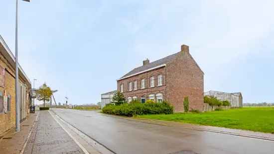 Charmante herenwoning in Stavele met ruime loodsen