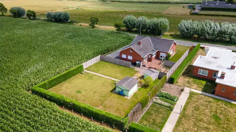 Te renoveren bungalow op ruim perceel