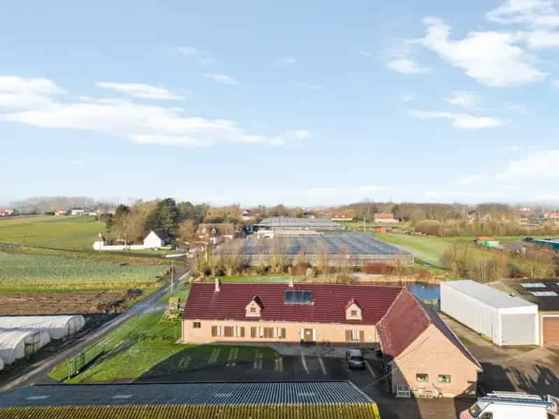 Landelijke Villa met Loodsen te Koop