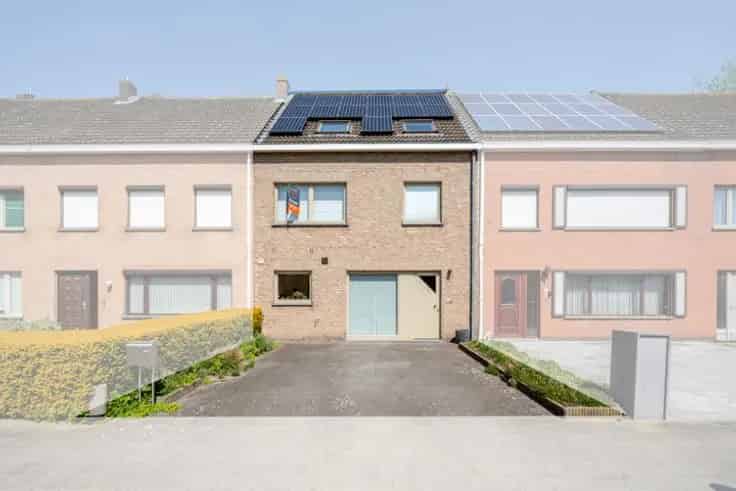 Huis Te Koop Male: Gezinswoning met Zonnepanelen en Tuin